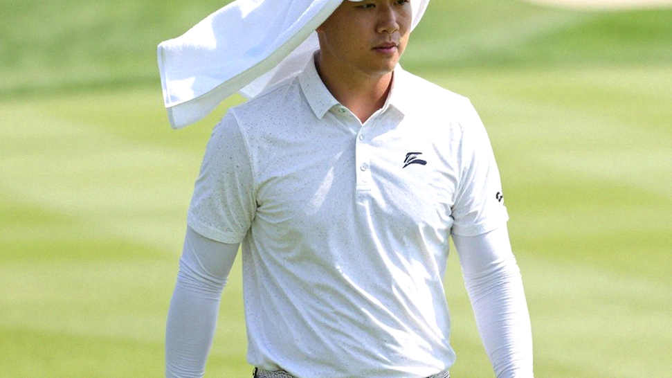 Vijay Singh, 63 tuổi, vô địch SAS Championship bốn ngày sau khi caddie xin nghỉ